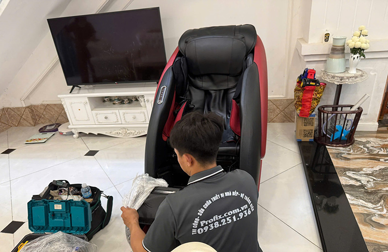 Quy trình thay da ghế massage chuyên nghiệp, không làm ảnh hưởng đến cấu trúc, hoạt động của ghế