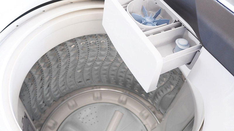 Vệ sinh máy giặt cửa trên đợn giản, không mất quá nhiều thời gian và chi phí