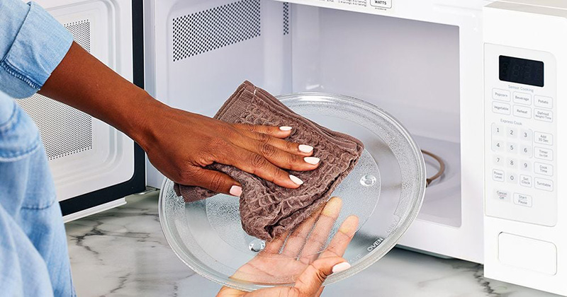 Lưu ý khi vệ sinh lò vi sóng bằng chanh