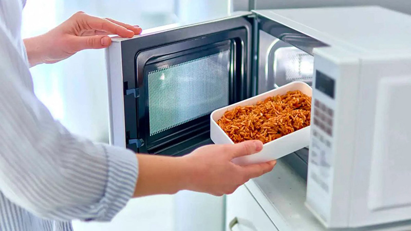 Nên sử dụng lò vi sóng đúng cách tránh bị đánh lửa